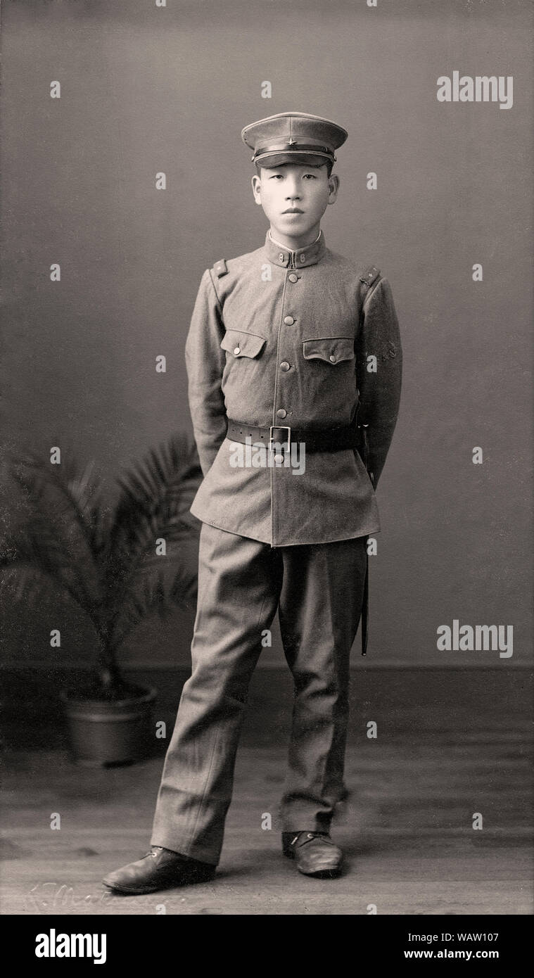 [ 1910 - Japon ] soldat japonais en uniforme - soldat japonais en uniforme, Période Taisho (1912-1926). La photo pour omiai (mariage arrangé). Au cours d'un omiai, photos spéciales sont abattus et échangées entre les partenaires. Si les deux parties comme l'apparence, une réunion est mise en place. 20e siècle Tirage argentique d'époque. Banque D'Images