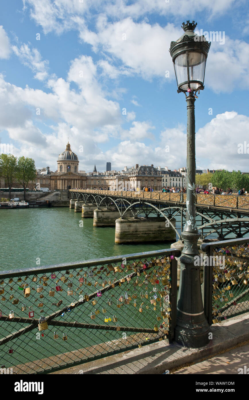 Passerelle Pont de Artes de l'autre côté de la Seine à l'Institut de France. Paris, France. Banque D'Images