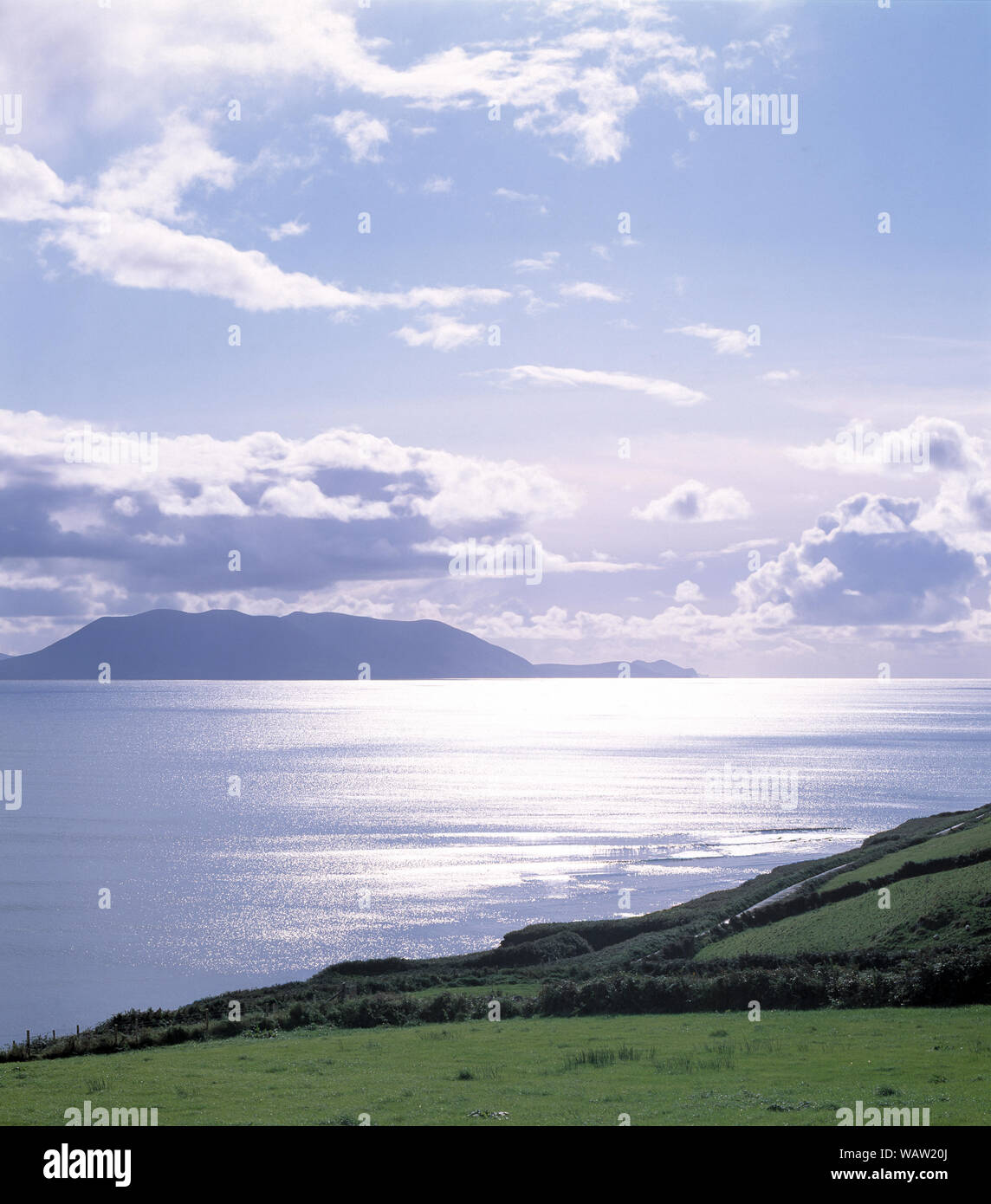 Silhouette de soleil du soir sur la baie de Dingle, façon sauvage de l'Atlantique, dans le comté de Kerry, Irlande Banque D'Images