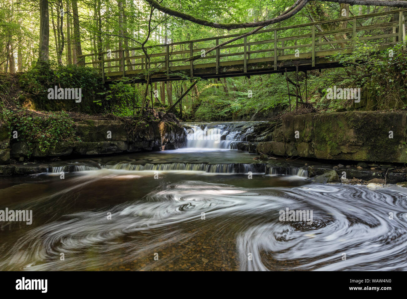 Les chutes d'eau et passerelle sur Hudeshope Beck, à la périphérie de la marcheurs sont Accueil Village de Middleton-in-Teesdale, County Durham, Royaume-Uni Banque D'Images