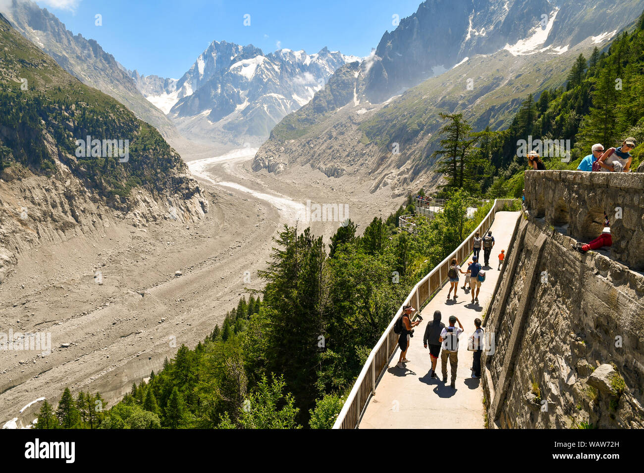 Vue sur la Mer de Glace, un glacier de vallée du massif du Mont Blanc, dans  les Alpes françaises, du train du Montenvers par les touristes en été,  Chamonix, France Photo Stock -
