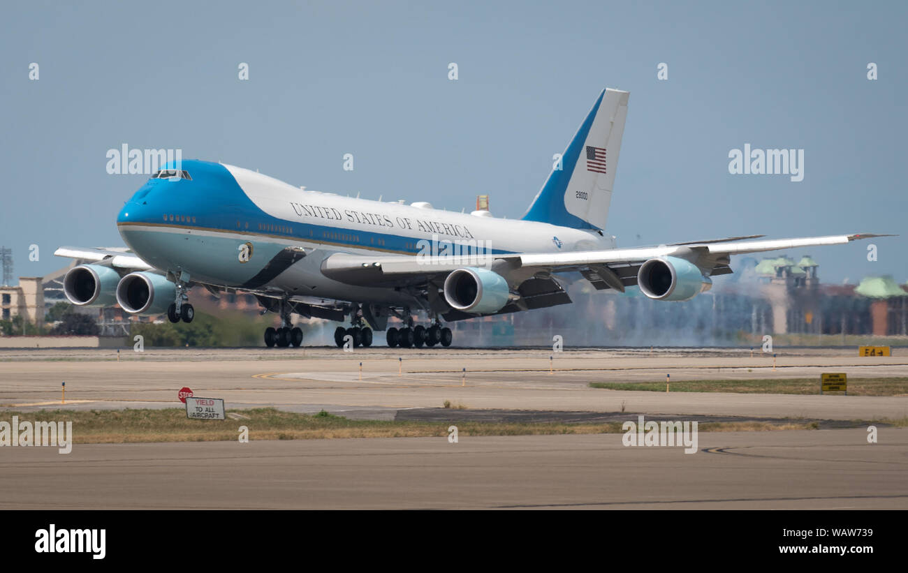 Le président Donald Trump arrive à la base de la Garde nationale aérienne du Kentucky à Louisville, Ky., à bord d'Air Force One le 21 août 2019. Trump était en ville pour parler à un AMVETS convention et assister à une levée de fonds pour le Kentucky Gov. Matt Bevin's campagne de réélection. (U.S. Air National Guard photo par Dale Greer) Banque D'Images