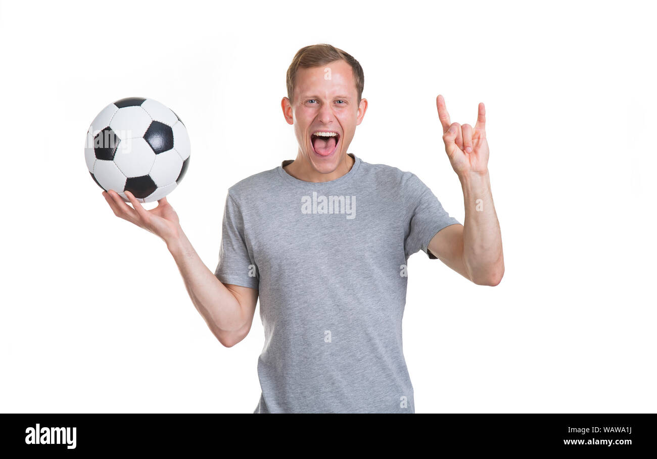 Fan de football. Jeune couple avec un ballon de football a levé la main, isolé sur un fond blanc. Banque D'Images