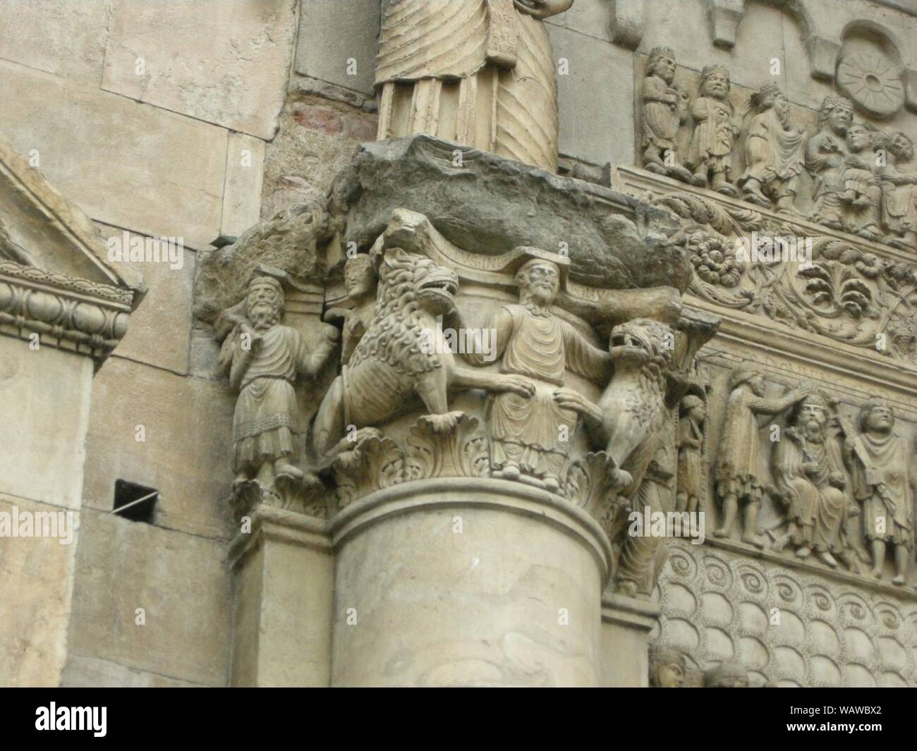 Duomo di fidenza, Sculture del portale sx, Daniele nella fosse dei Leoni e angelo che ordina annonce abacuc di portare cibo un daniele(capitello). Banque D'Images