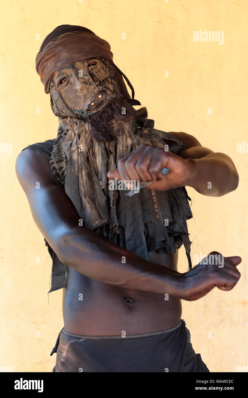 Nyau traditionnelle danseur avec masque de visage à un Gule Wamkulu cérémonie dans village près de Ntchisi. Le Malawi est un des pays les plus pauvres du monde Banque D'Images