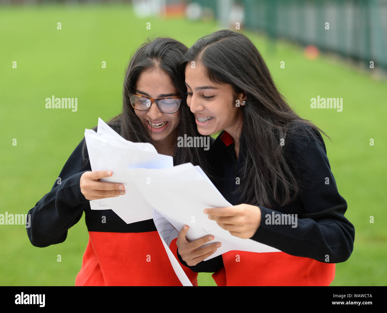 Manchester, UK. Août 22, 2019. Twins Jenny Saeed (à gauche) avec sa sœur jumelle de Safa ravis de leurs résultats GCSE célèbrent à Withington Girls' School, Manchester. Photographie par : Howard Walker/Alamy Live News Banque D'Images