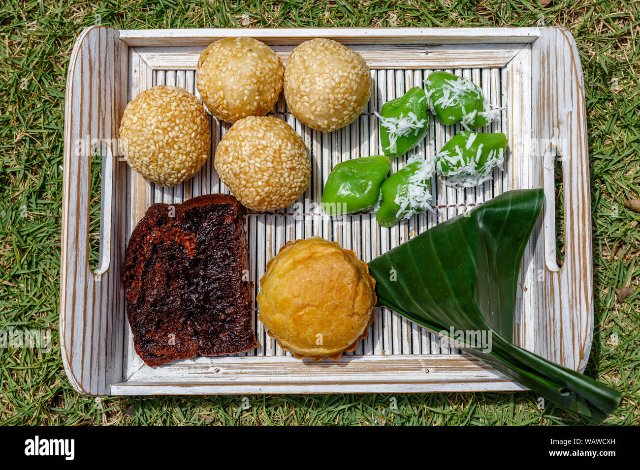 Plateau avec desserts traditionnel indonésien : Onde-onde, Kue Bolu et klepon sus Draw & Dream. Bali, Indonésie, Banque D'Images