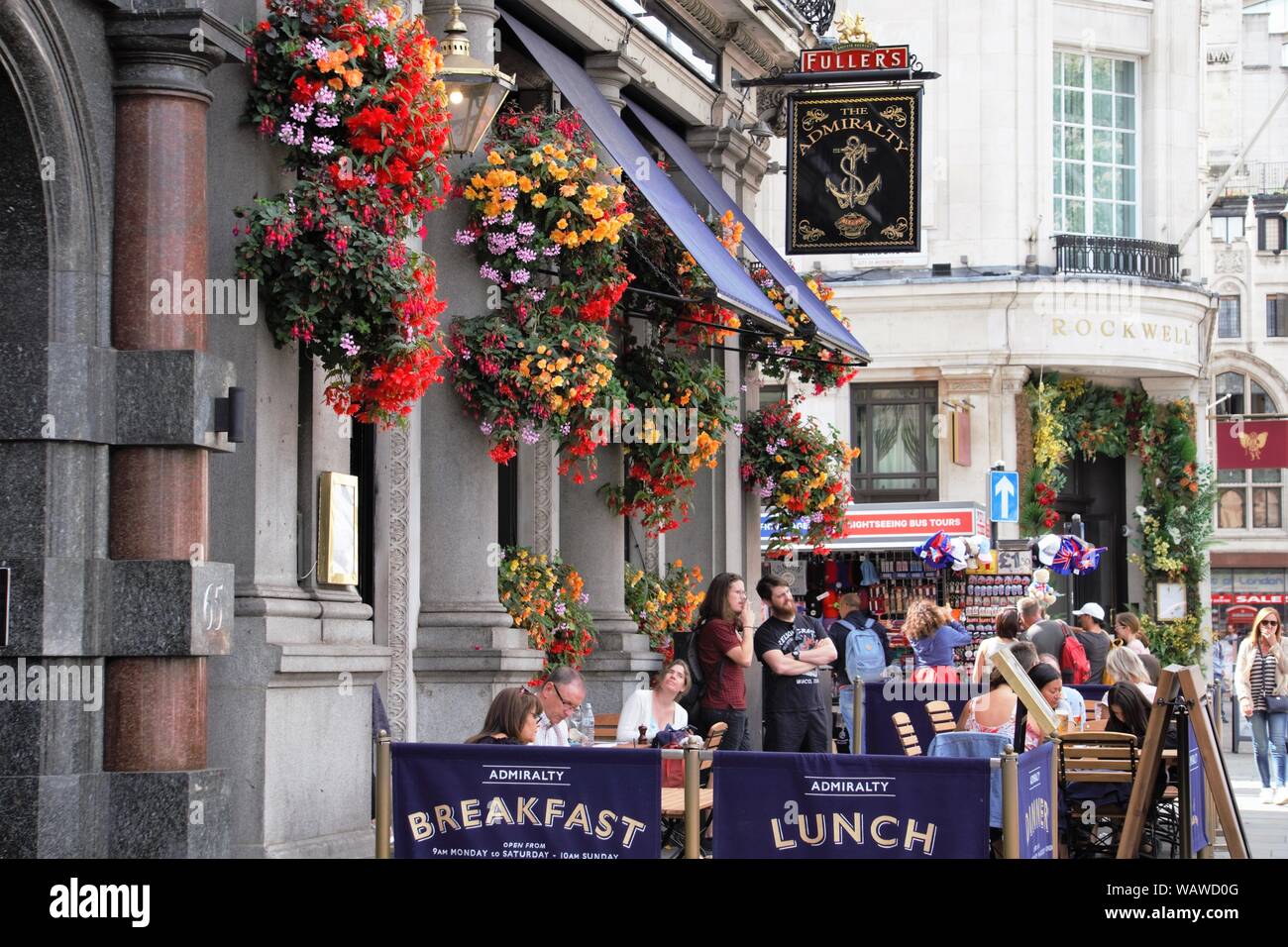 Clients assis sur la terrasse de l'Amirauté pub à Trafalgar Square, Londres, UK Banque D'Images