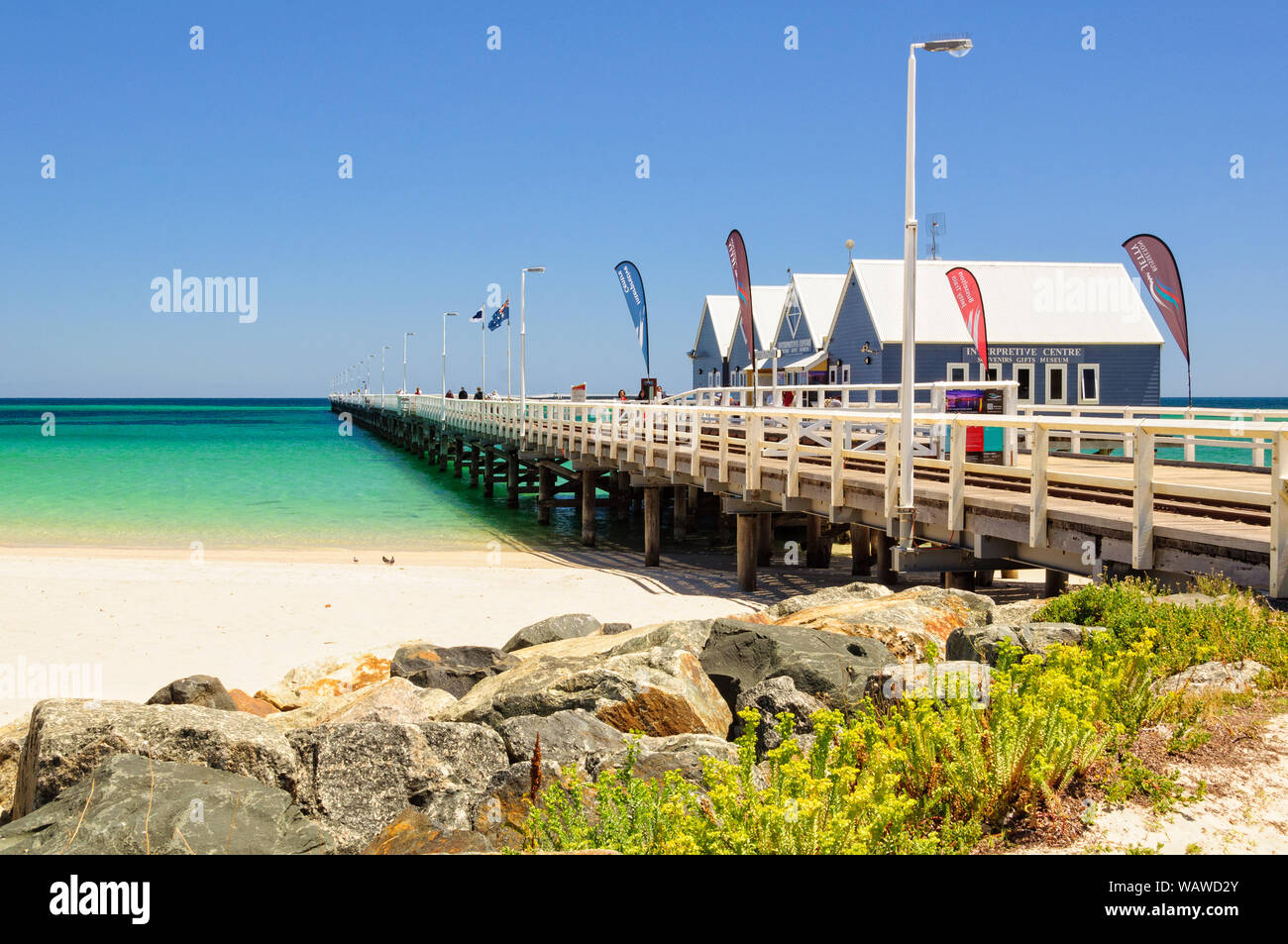 L'emblématique Busselton Jetty est 1841 mètres de long, ce qui en fait la deuxième plus longue jetée en bois dans le monde - Busselton, WA, Australie Banque D'Images