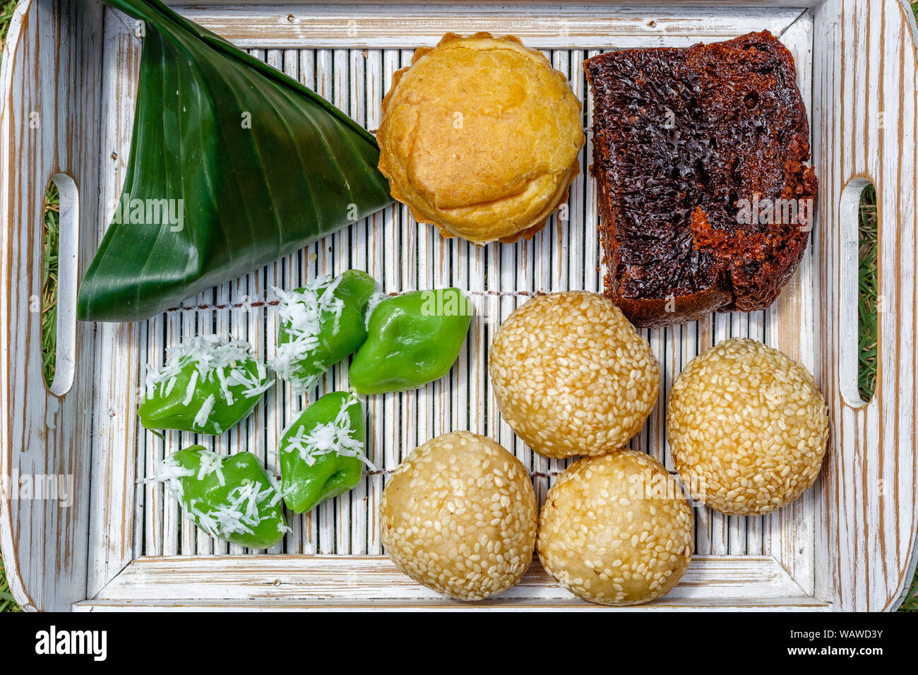 Plateau avec desserts traditionnel indonésien : Onde-onde, Kue Bolu et klepon sus Draw & Dream. Bali, Indonésie, Banque D'Images