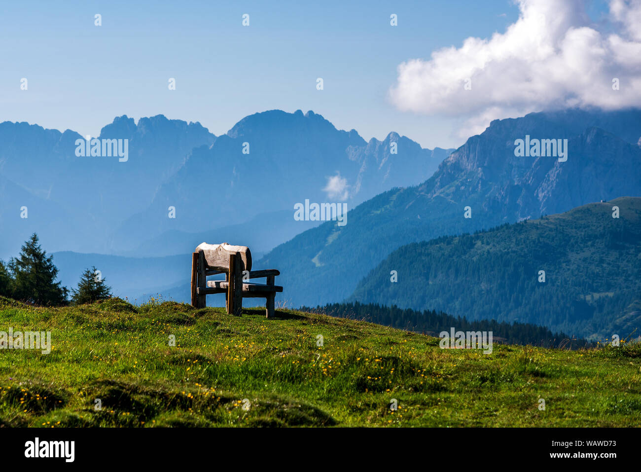 Un banc dans la prairie de montagne, le Tyrol du Sud. Banque D'Images