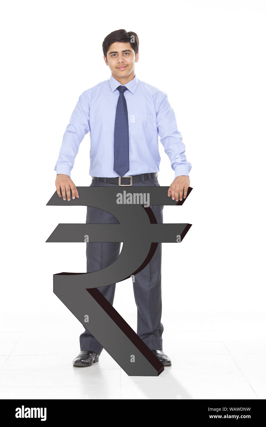 Jeune homme d'affaires debout avec le symbole roupie Banque D'Images