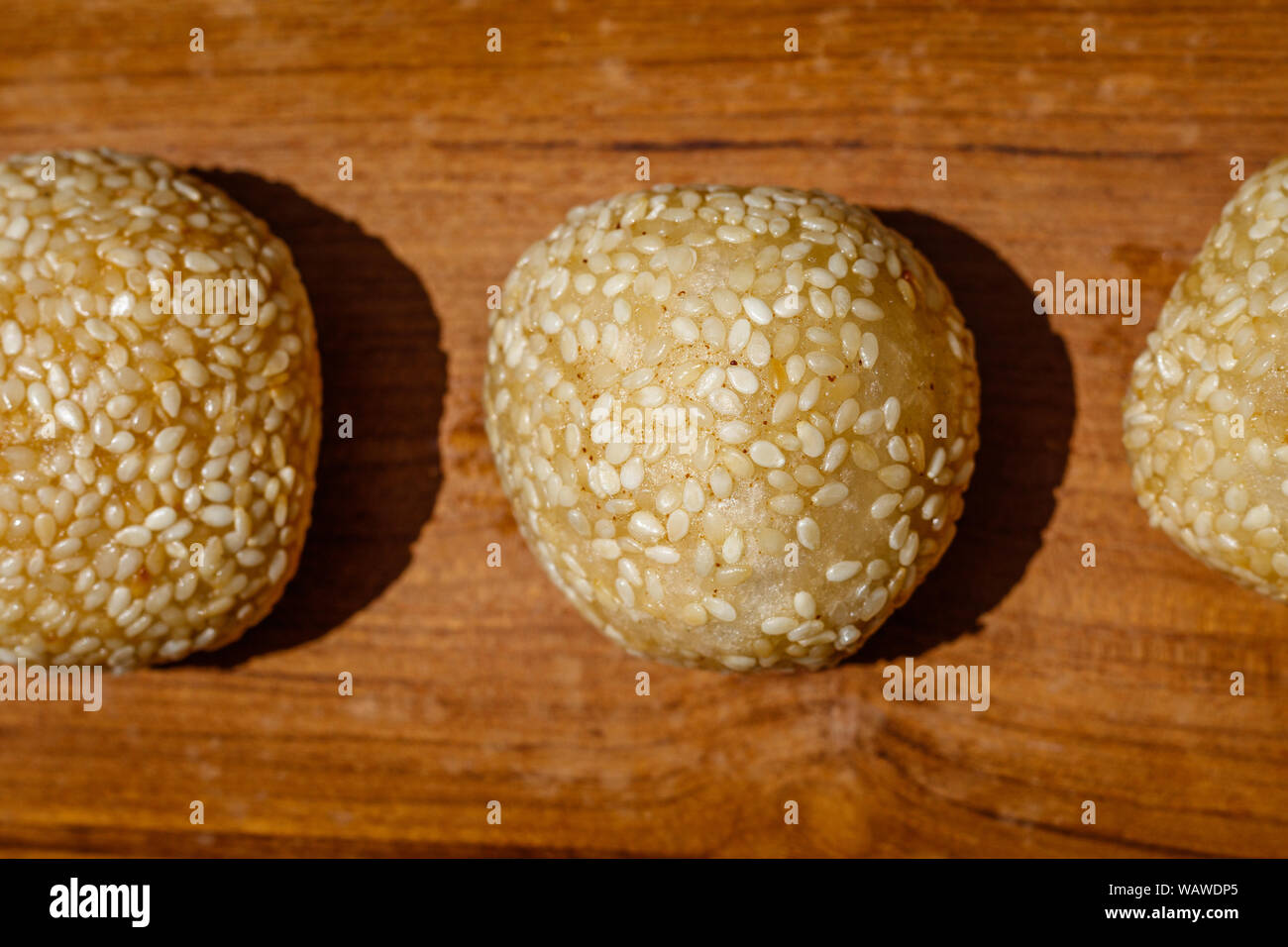 Onde-ondhe ondhe-onde (riz), boules de fleur recouvert de graines de sésame avec de la poudre de haricots verts ou riz gluant noir à l'intérieur. Dessert traditionnel indonésien. Banque D'Images