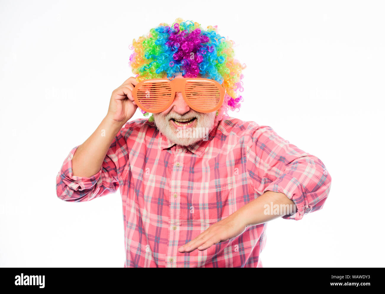 Belle blague. Grand-père toujours amusant. Personnes âgées clown. Homme barbu cheerful senior personne porter des lunettes et perruque colorée. Avoir du plaisir. Drôle de vie. Plaisir et de divertissement. Grand-père comique concept. Banque D'Images