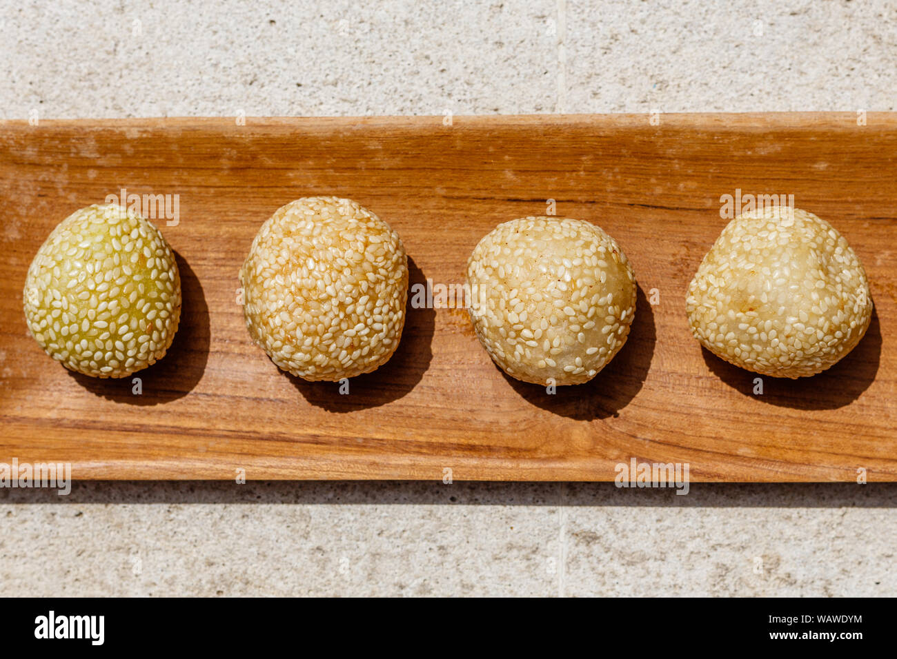 Onde-ondhe ondhe-onde (riz), boules de fleur recouvert de graines de sésame avec de la poudre de haricots verts ou riz gluant noir à l'intérieur. Dessert traditionnel indonésien. Banque D'Images