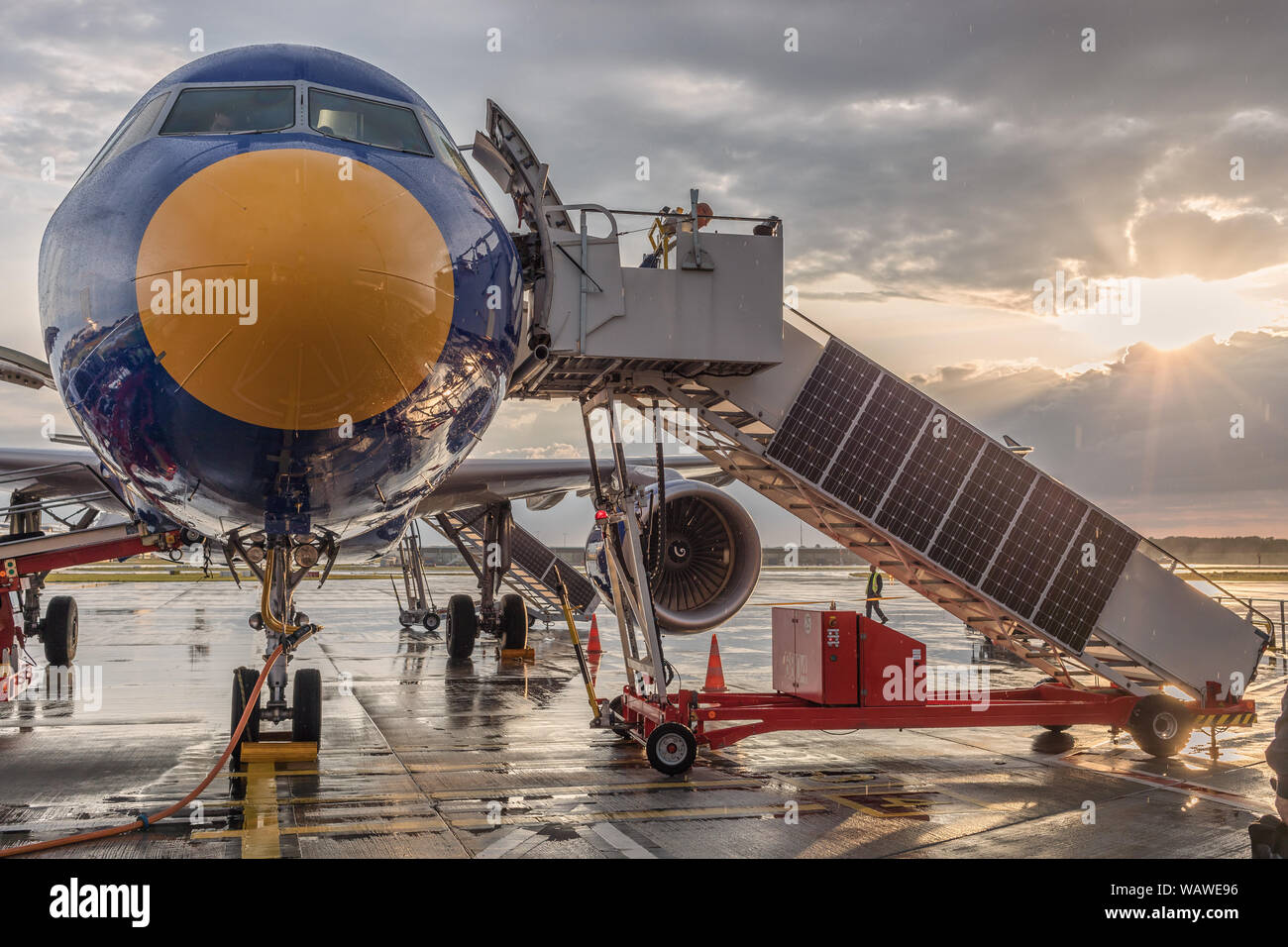 Avion de ligne avec des escaliers Banque D'Images