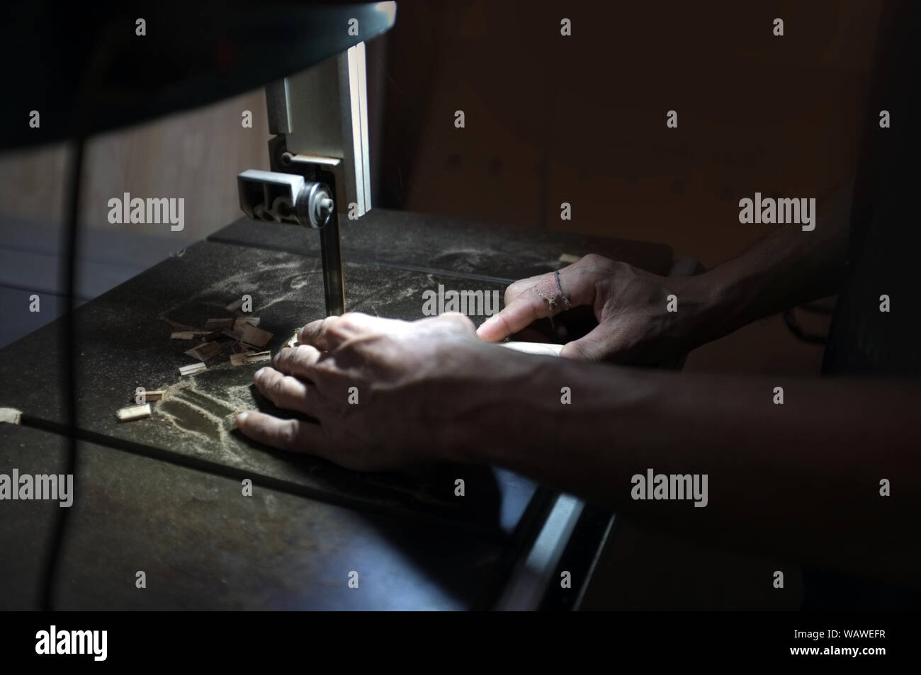 Carpenter builder travailler avec electric jigsaw et le bois. Menuisier couper un morceau de bois Banque D'Images