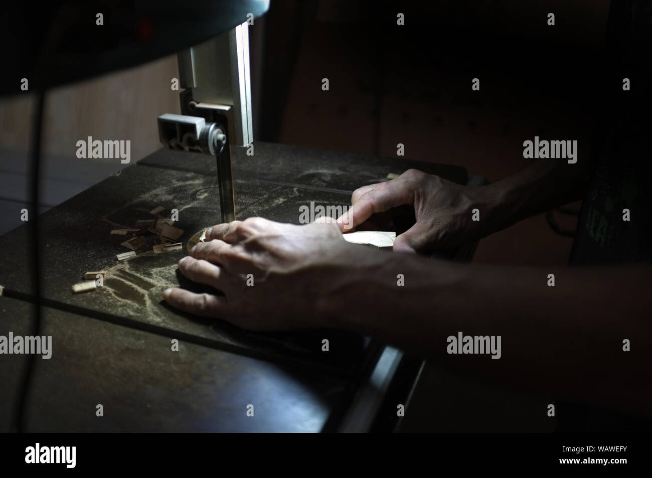Carpenter builder travailler avec electric jigsaw et le bois. Menuisier couper un morceau de bois Banque D'Images