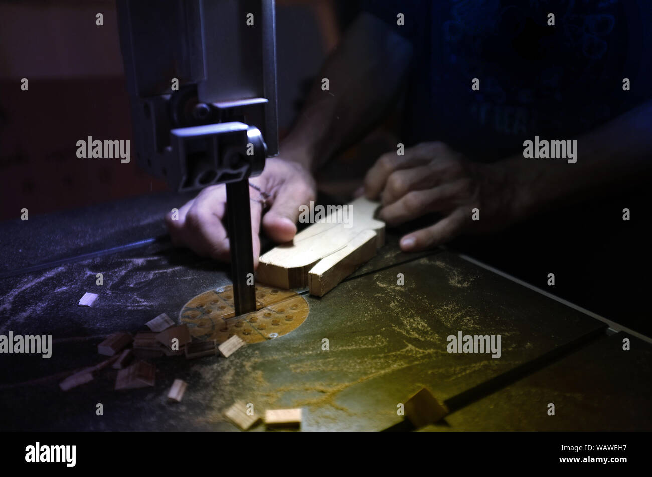 Carpenter builder travailler avec electric jigsaw et le bois. Menuisier couper un morceau de bois Banque D'Images