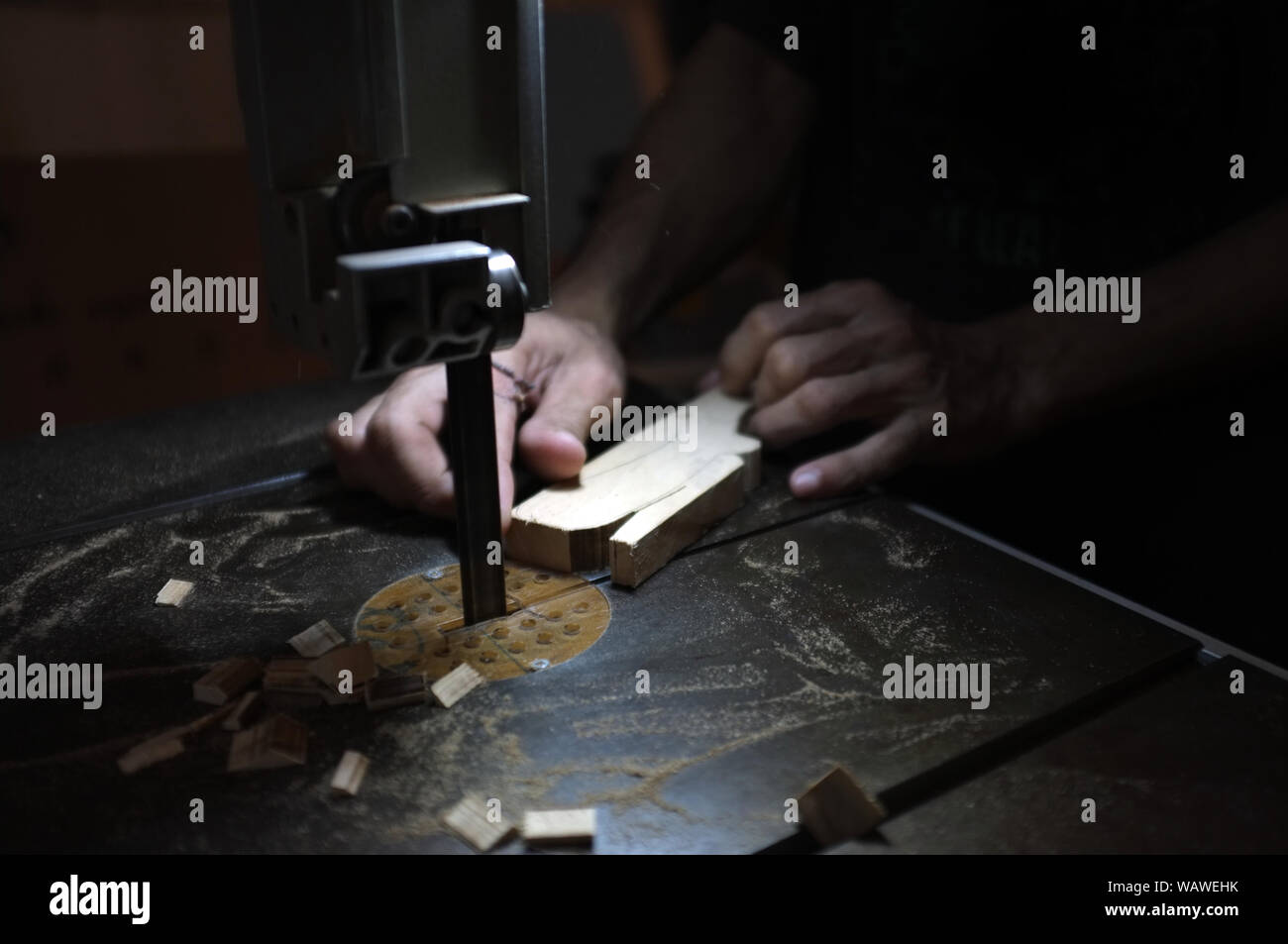 Carpenter builder travailler avec electric jigsaw et le bois. Menuisier couper un morceau de bois Banque D'Images