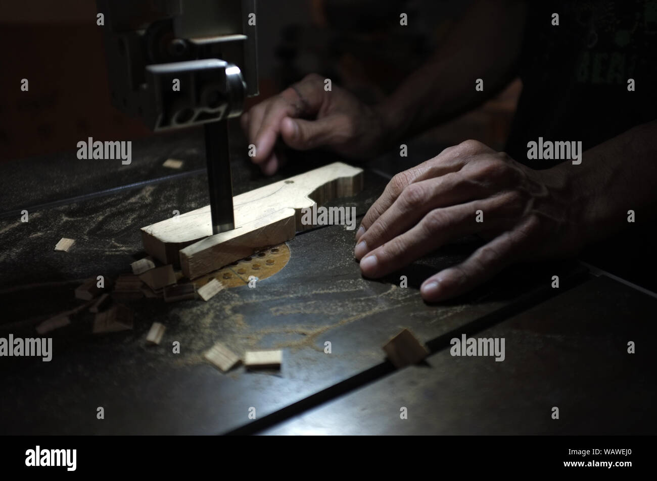 Carpenter builder travailler avec electric jigsaw et le bois. Menuisier couper un morceau de bois Banque D'Images