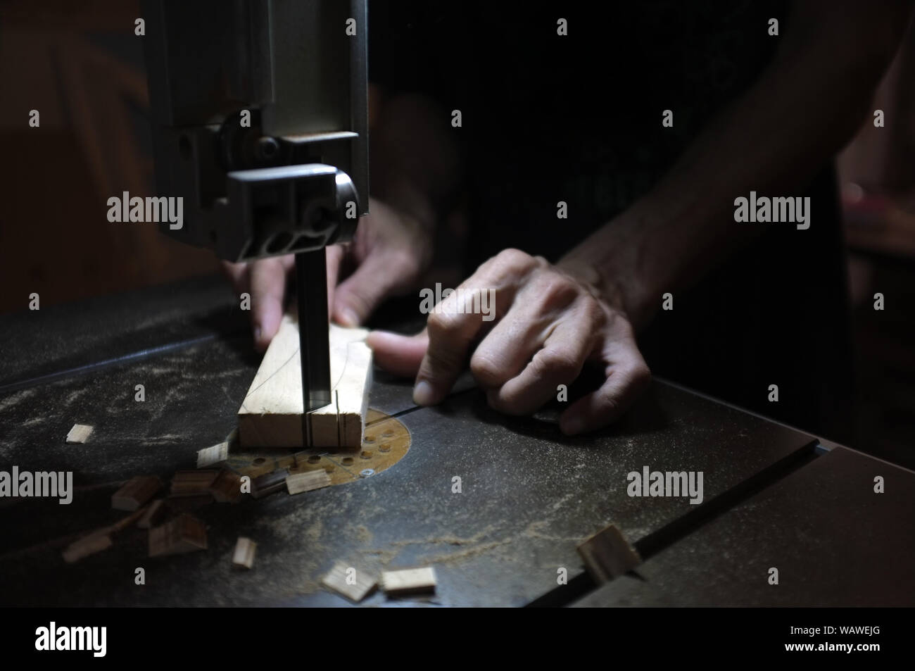 Carpenter builder travailler avec electric jigsaw et le bois. Menuisier couper un morceau de bois Banque D'Images