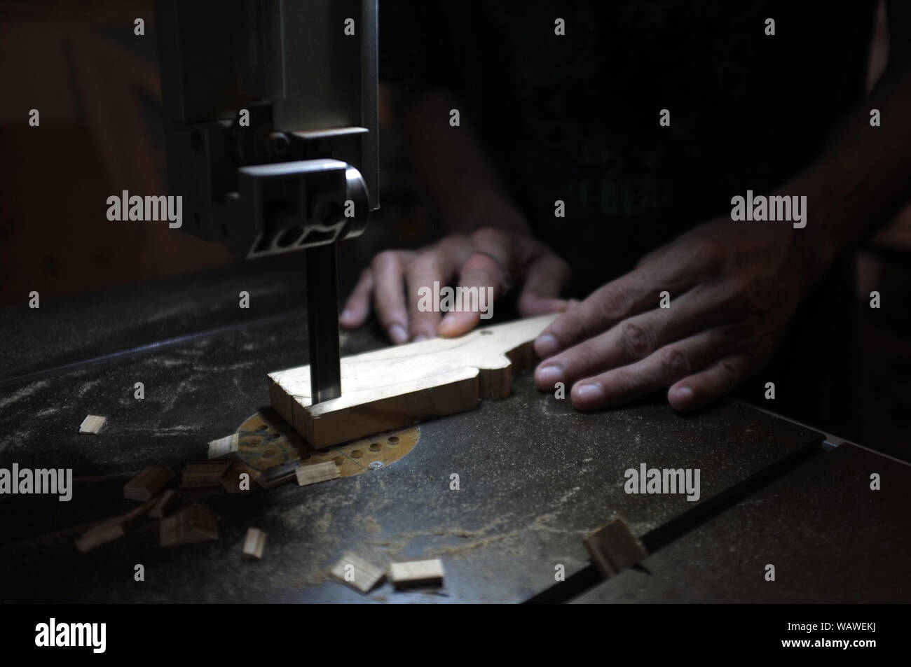 Carpenter builder travailler avec electric jigsaw et le bois. Menuisier couper un morceau de bois Banque D'Images
