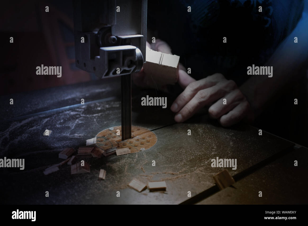 Carpenter builder travailler avec electric jigsaw et le bois. Menuisier couper un morceau de bois Banque D'Images