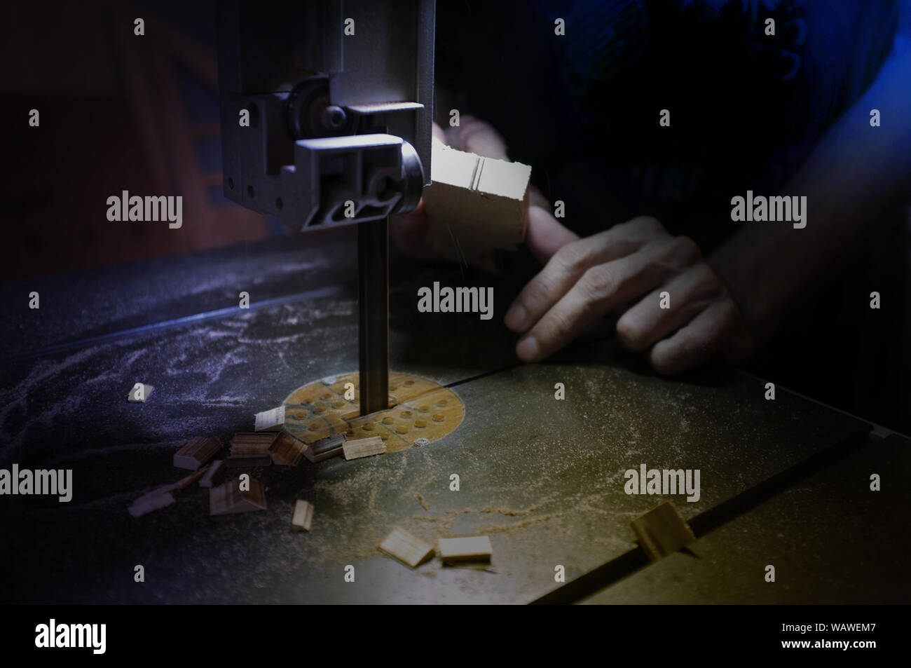 Carpenter builder travailler avec electric jigsaw et le bois. Menuisier couper un morceau de bois Banque D'Images