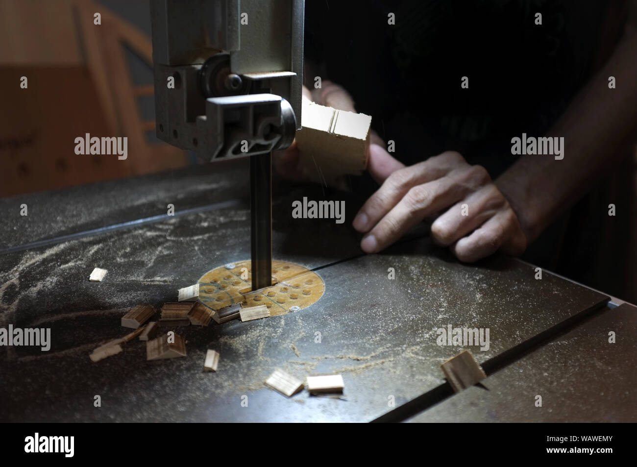 Carpenter builder travailler avec electric jigsaw et le bois. Menuisier couper un morceau de bois Banque D'Images
