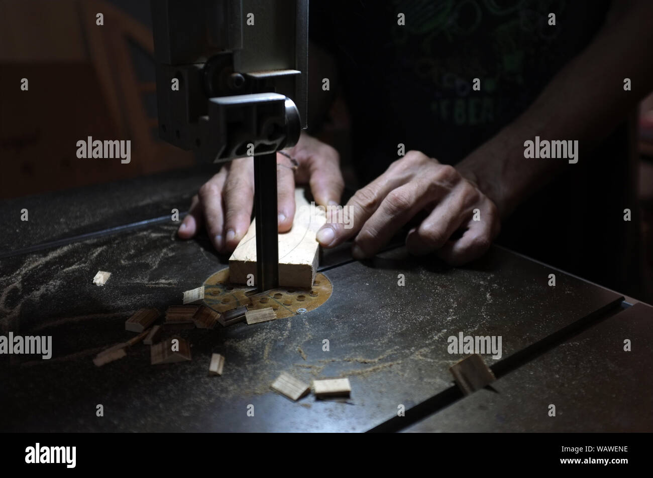 Carpenter builder travailler avec electric jigsaw et le bois. Menuisier couper un morceau de bois Banque D'Images