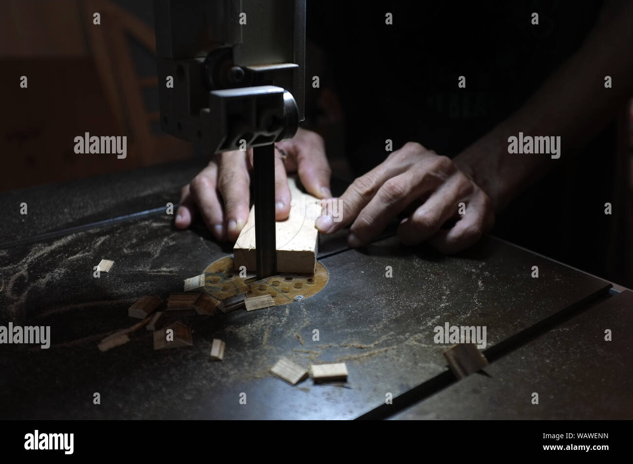 Carpenter builder travailler avec electric jigsaw et le bois. Menuisier couper un morceau de bois Banque D'Images