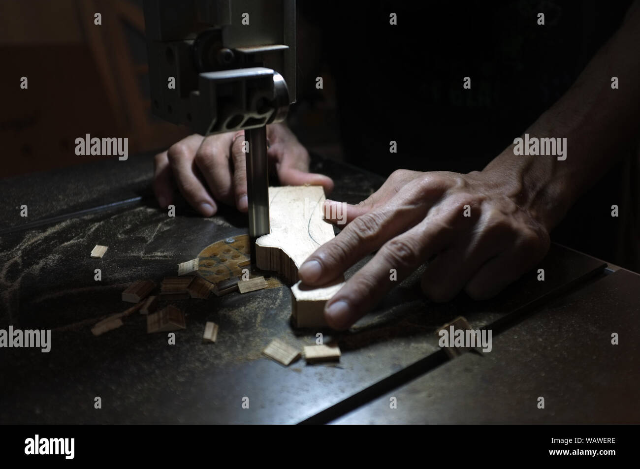 Carpenter builder travailler avec electric jigsaw et le bois. Menuisier couper un morceau de bois Banque D'Images