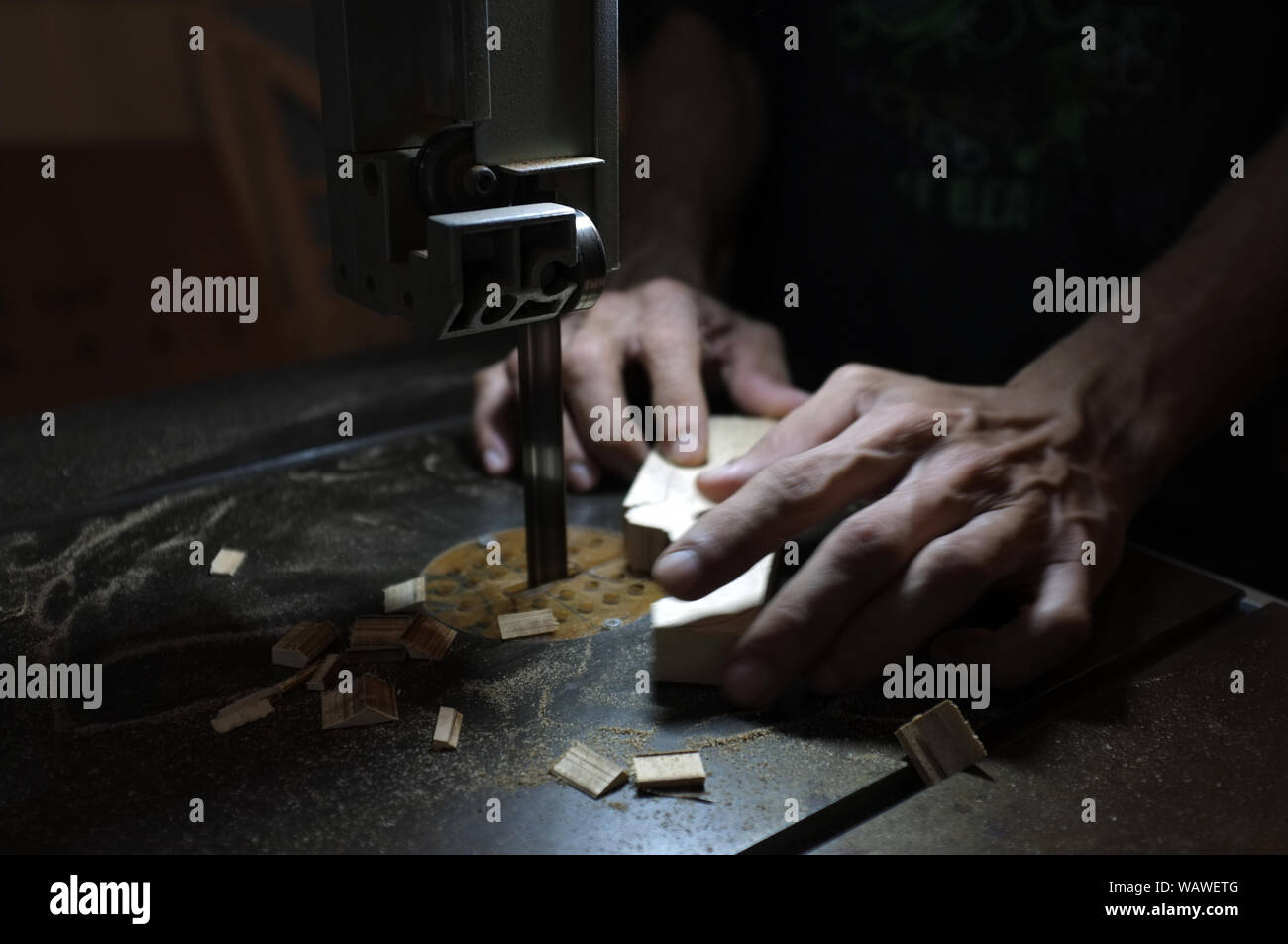 Carpenter builder travailler avec electric jigsaw et le bois. Menuisier couper un morceau de bois Banque D'Images