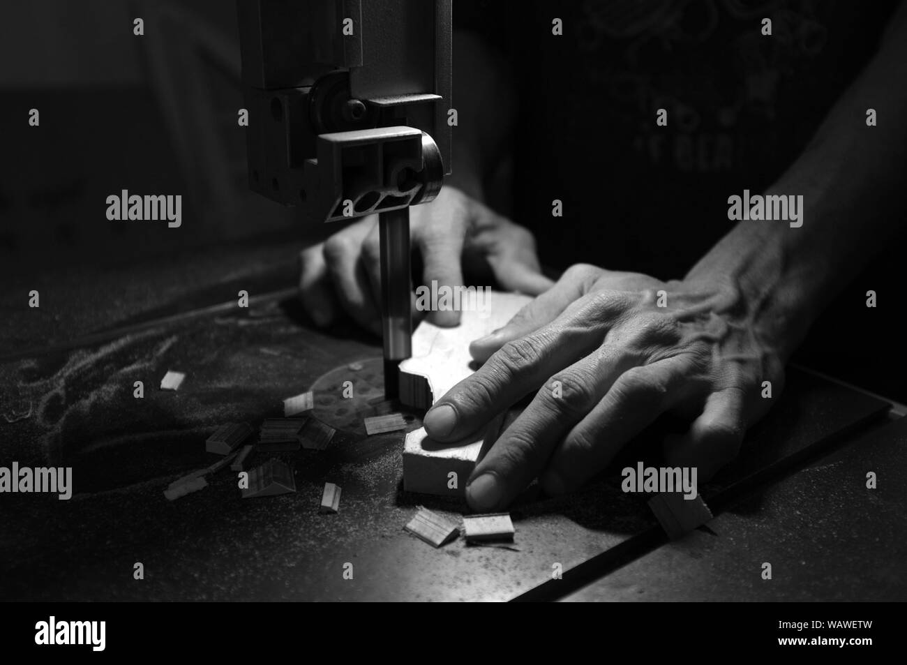 Carpenter builder travailler avec electric jigsaw et le bois. Menuisier couper un morceau de bois Banque D'Images