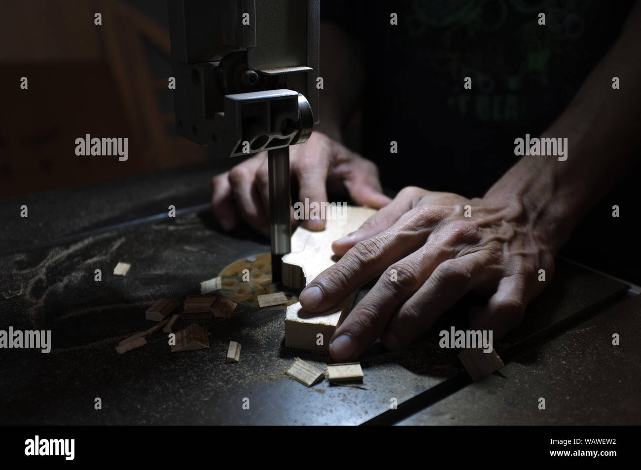 Carpenter builder travailler avec electric jigsaw et le bois. Menuisier couper un morceau de bois Banque D'Images