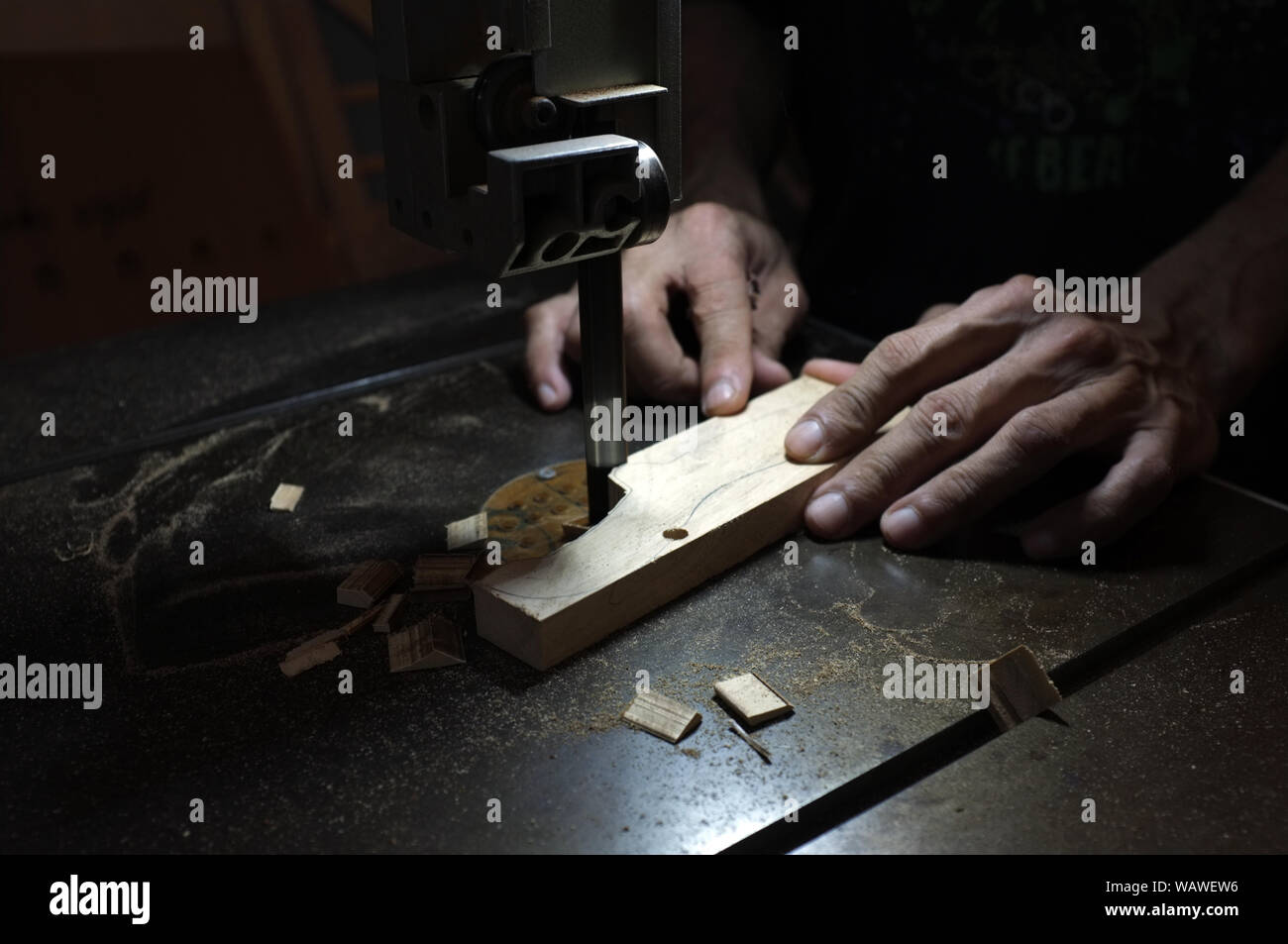 Carpenter builder travailler avec electric jigsaw et le bois. Menuisier couper un morceau de bois Banque D'Images