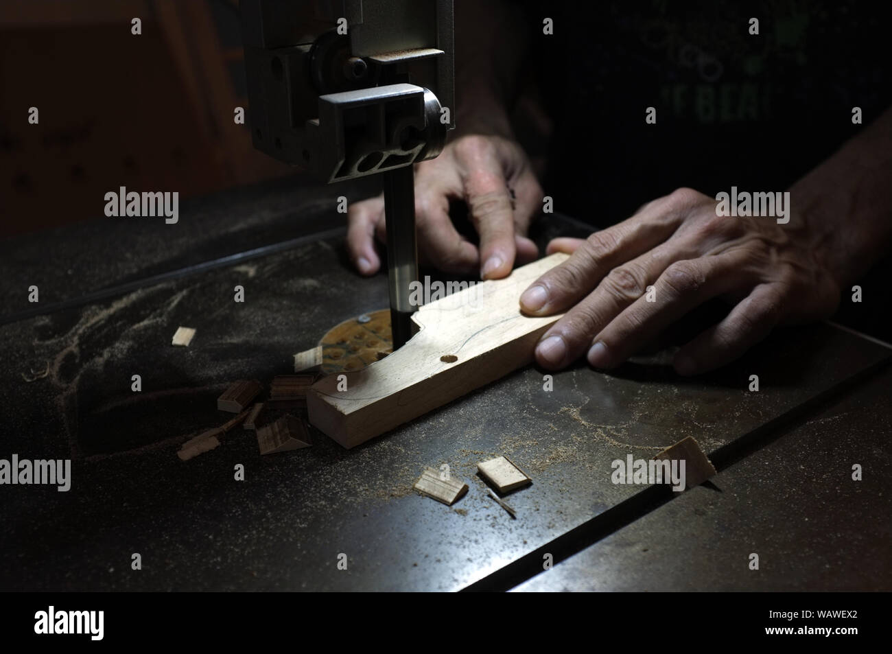 Carpenter builder travailler avec electric jigsaw et le bois. Menuisier couper un morceau de bois Banque D'Images