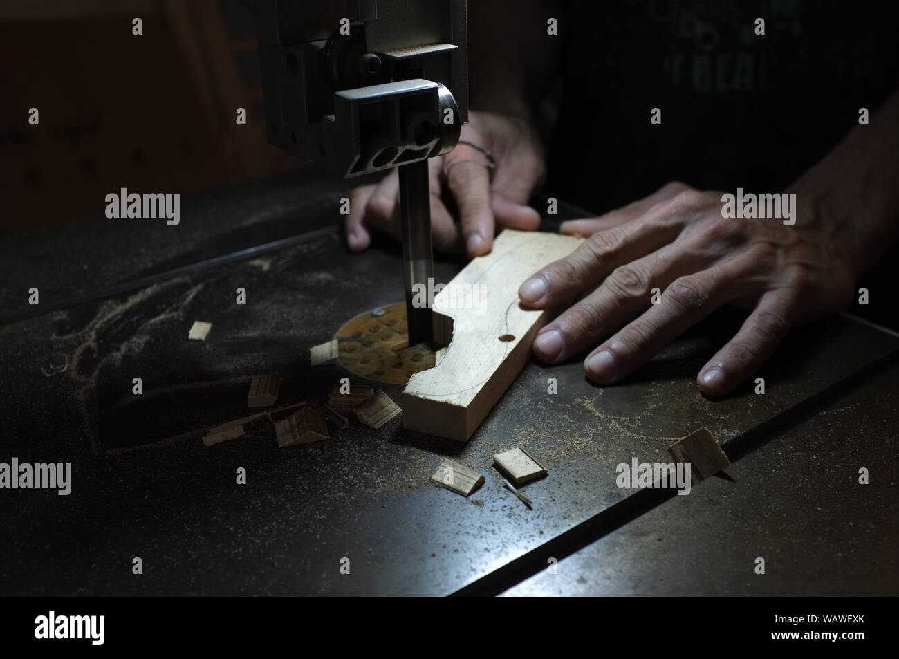 Carpenter builder travailler avec electric jigsaw et le bois. Menuisier couper un morceau de bois Banque D'Images