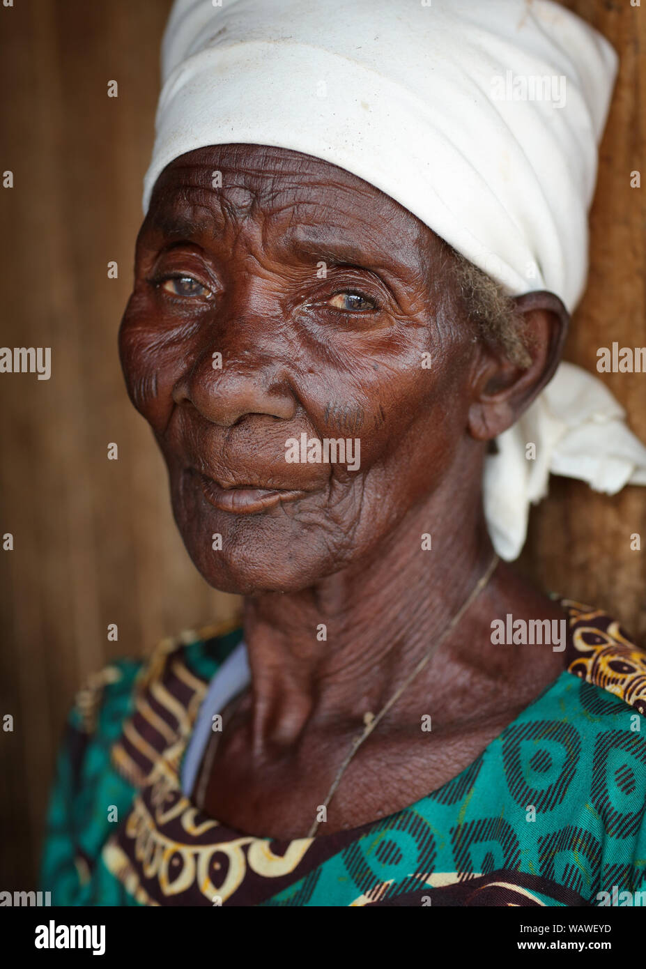 Vieille femme dans un village près de Kigoma, Tanzanie Banque D'Images
