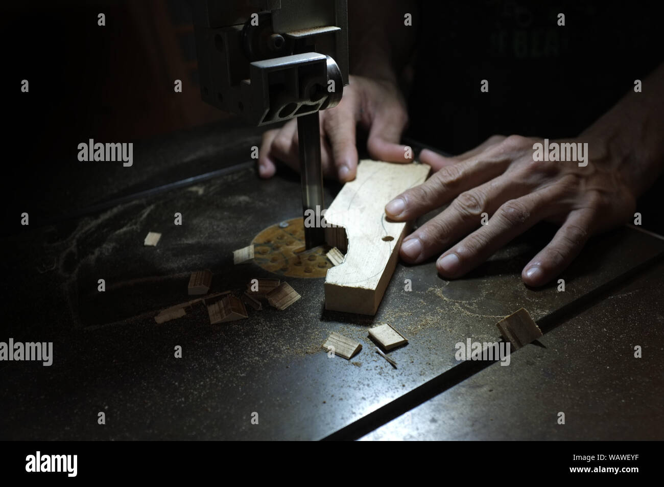 Carpenter builder travailler avec electric jigsaw et le bois. Menuisier couper un morceau de bois Banque D'Images