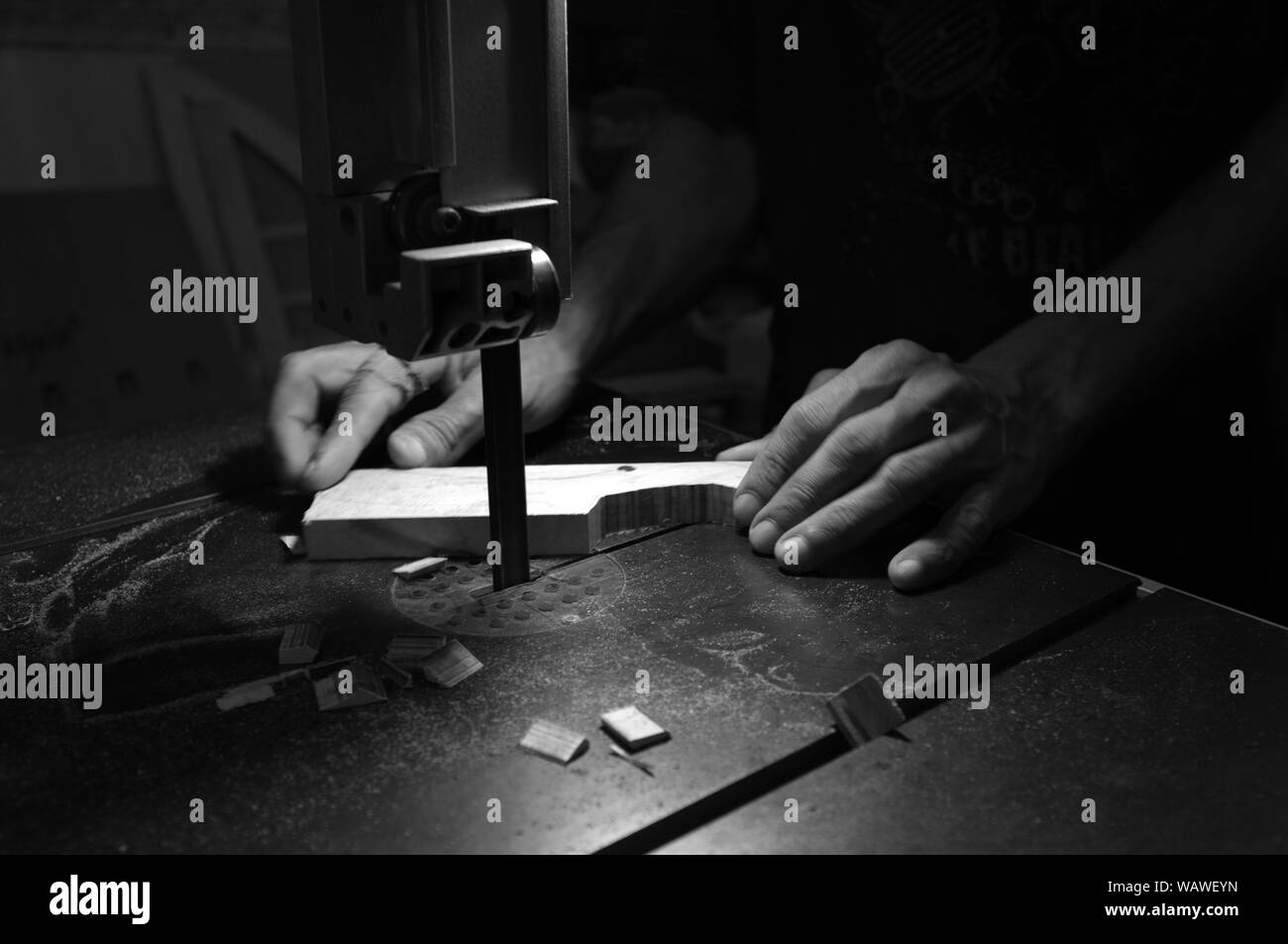 Carpenter builder travailler avec electric jigsaw et le bois. Menuisier couper un morceau de bois Banque D'Images