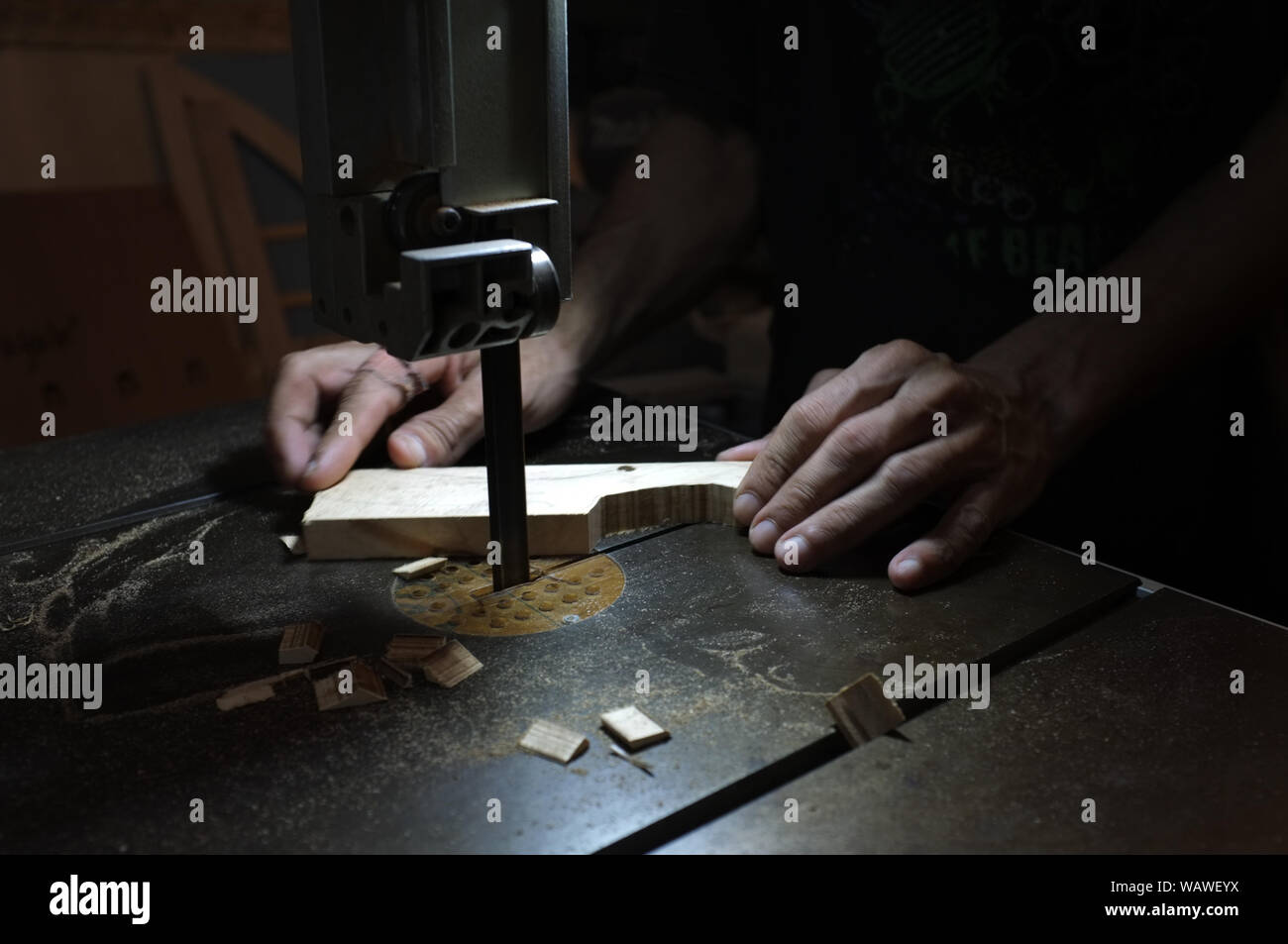 Carpenter builder travailler avec electric jigsaw et le bois. Menuisier couper un morceau de bois Banque D'Images