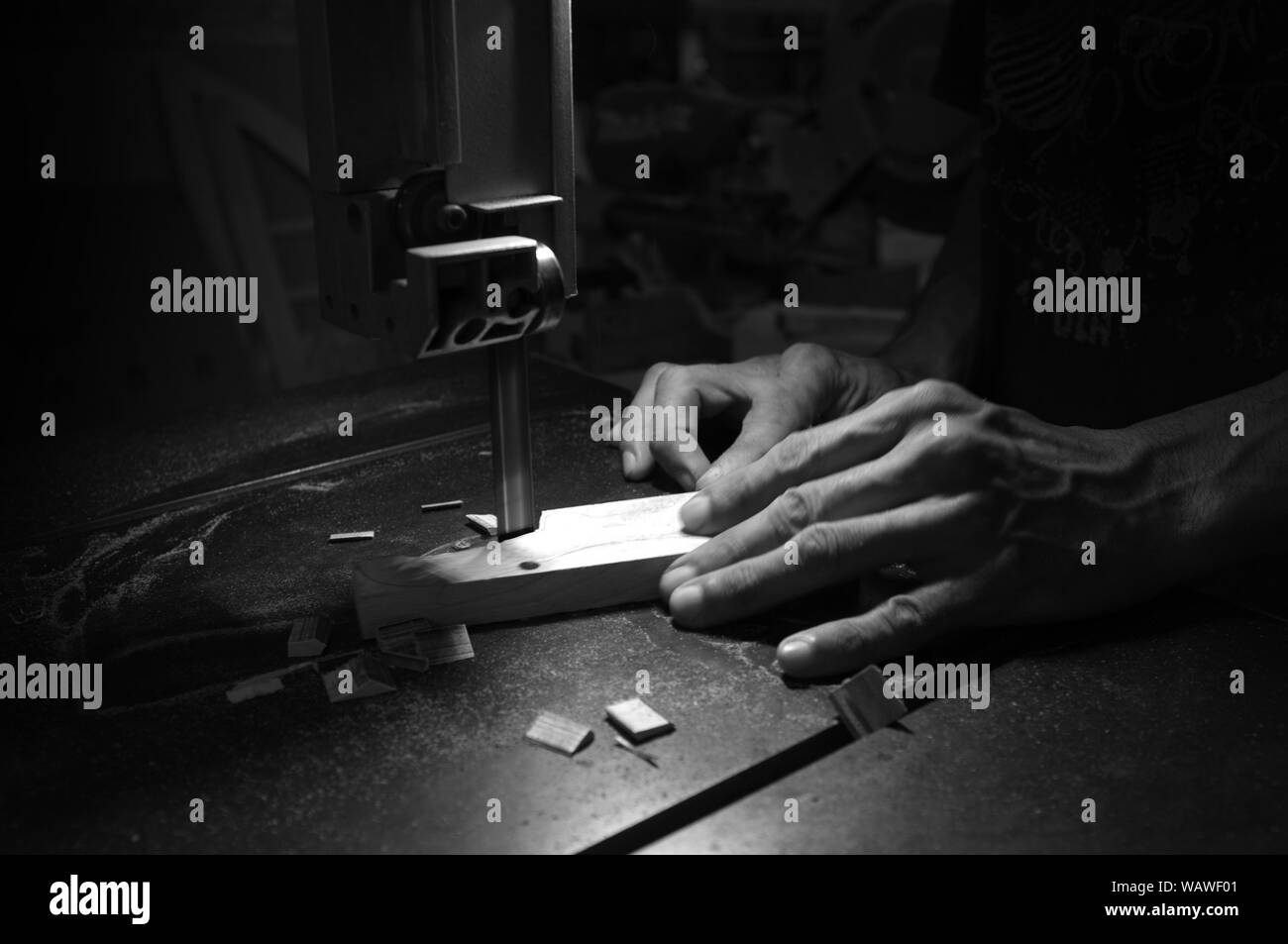 Carpenter builder travailler avec electric jigsaw et le bois. Menuisier couper un morceau de bois Banque D'Images
