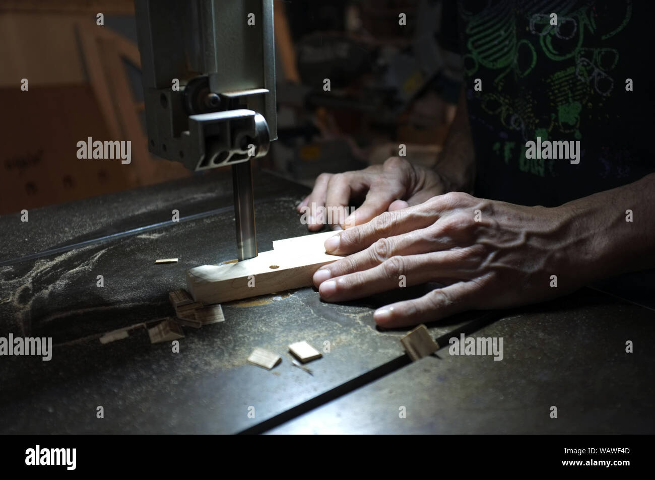 Carpenter builder travailler avec electric jigsaw et le bois. Menuisier couper un morceau de bois Banque D'Images