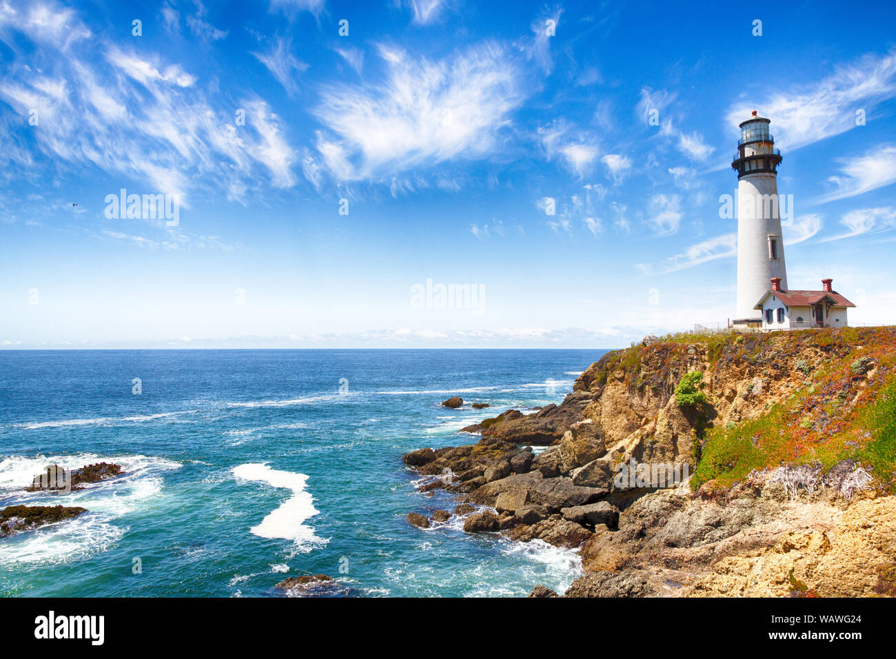 Le phare de Pigeon Point le long de la côte californienne. Banque D'Images