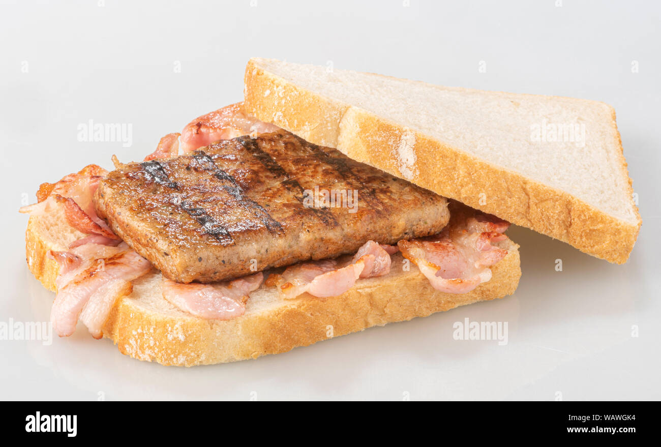 Lorne sausage, également connu sous le nom de square des saucisses, saucisses ou carrés tranche. Une cuisine écossaise traditionnelle habituellement faites à partir de viandes hachées, Rusk et des épices. Banque D'Images Lorne sausage, également connu sous le nom de square des saucisses, saucisses ou carrés tranche. Une cuisine écossaise traditionnelle habituellement faites à partir de viandes hachées, Rusk et des épices. Banque D'Images