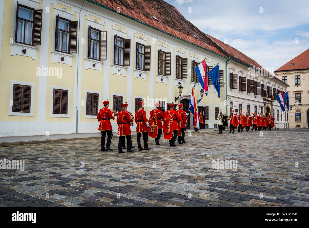 La relève de la garde, des soldats croates en regalia historique en cérémonie à la place St Marc, Zagreb, Croatie Banque D'Images