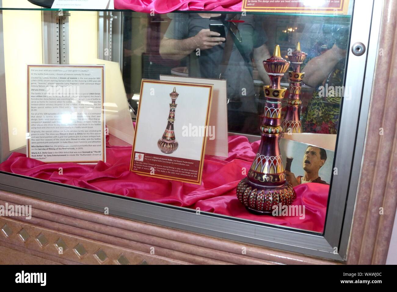 Los Angeles, CA. Août 21, 2019. Bouteille de génie je rêve de Jeannie aux arrivées pour Barbara Eden Exposition HOMMAGE Réception d'ouverture, le Musée d'Hollywood, Los Angeles, CA, 21 août 2019. Credit : Priscilla Grant/Everett Collection/Alamy Live News Banque D'Images