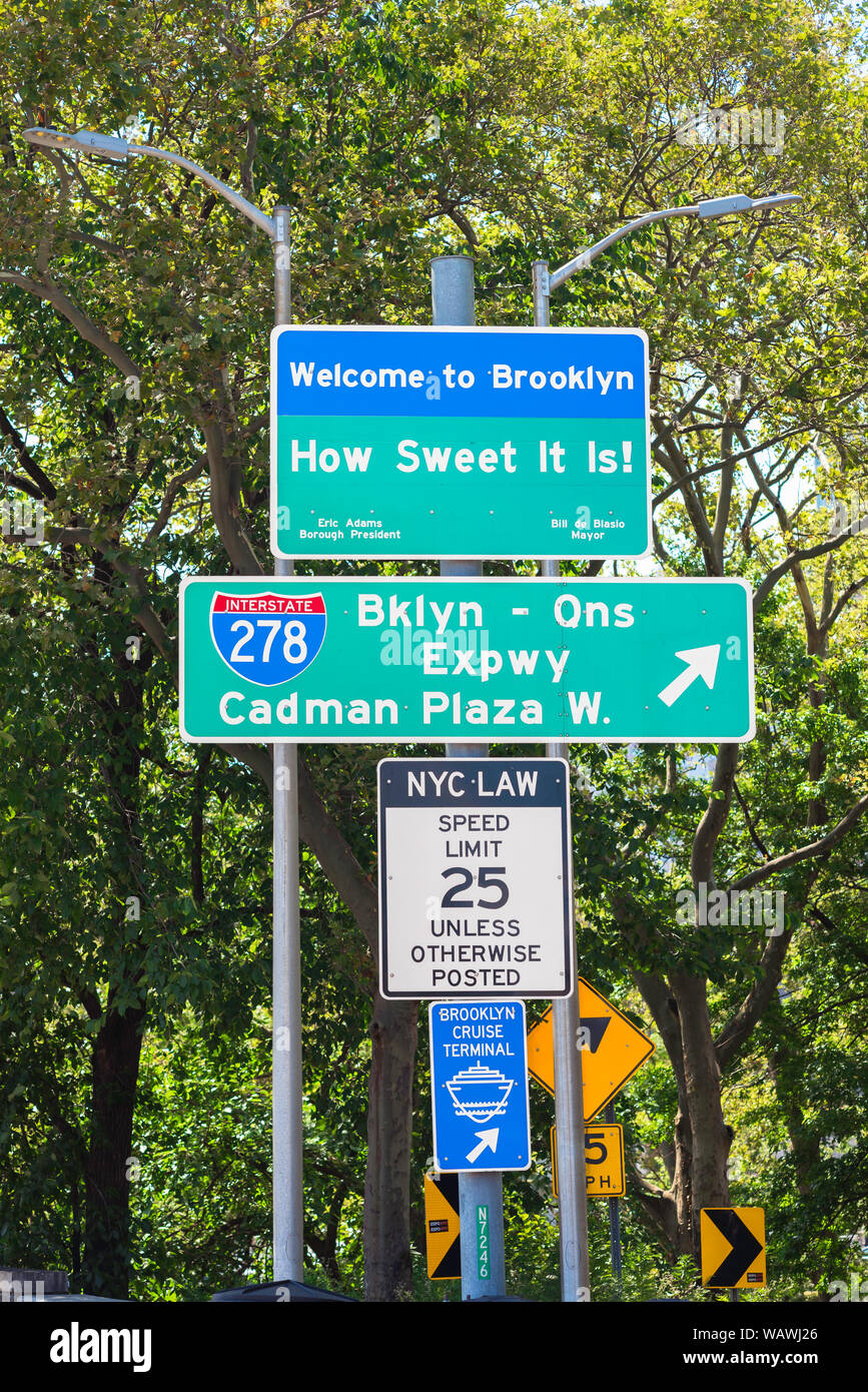 Brooklyn New York, vue sur un panneau Bienvenue à Brooklyn à l'extrémité est du pont de Brooklyn, New York City, États-Unis Banque D'Images